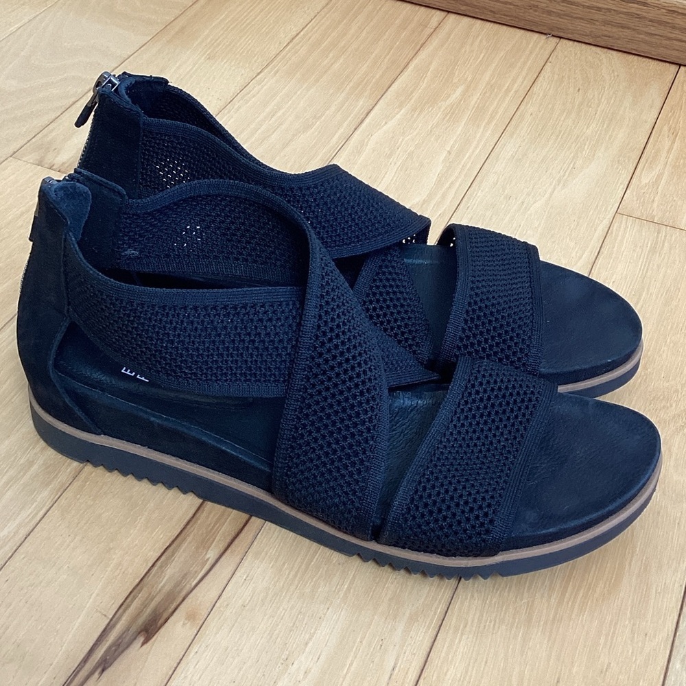 Eileen Fisher Black Mesh with stretch Strapped Sandals. Women’s size 10